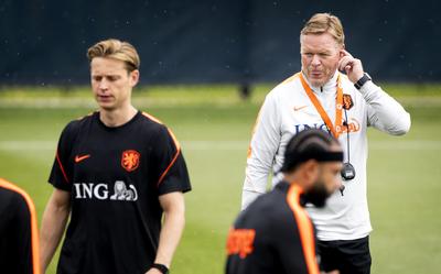 Ronald Koeman tijdens een trainingssessie van het Nederlands elftal, ter voorbereiding op de wedstrijd tegen Zweden.