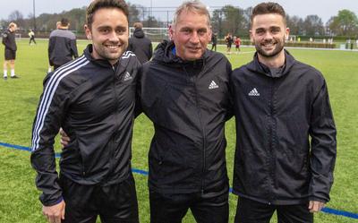 Menno (links), Gert (midden) en Tom Heerkes, voor aanvang van de donderdagtraining van vv Hoogeveen. Gert is samen met Jan de Jonge interim-trainer geworden.
