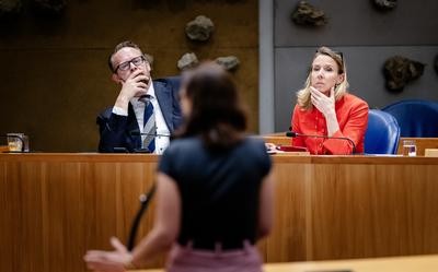 Pieter Heerma, minister van Binnenlandse Zaken en Koninkrijksrelaties en Stientje van Veldhoven, minister van Klimaat en Groene Groei en kamerlid Sandra Beckerman (SP) tijdens het debat over de parlementaire enquetecommissie aardgaswinning Groningen, in de Tweede Kamer.