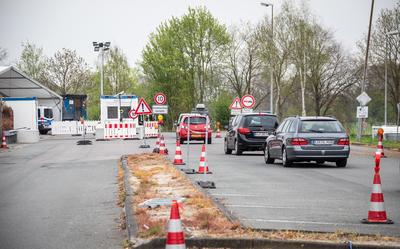 Grenscontrole langs de A7 bij Bad Nieuweschans richting Duitsland.