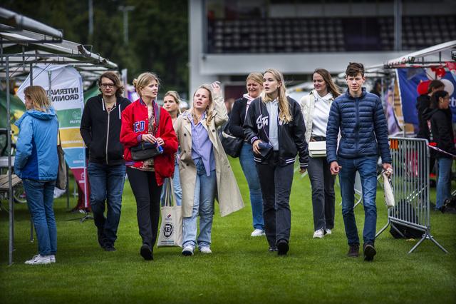 De informatiemarkt was dit jaar op de Drafbaan, Stadspark. Hier was genoeg ruimte om stands neer te zetten met alles wat interessant kan zijn voor een aankomend student: verenigingen, sportclubs, woningcorporaties, voorlichting, politiek en nog veel meer.