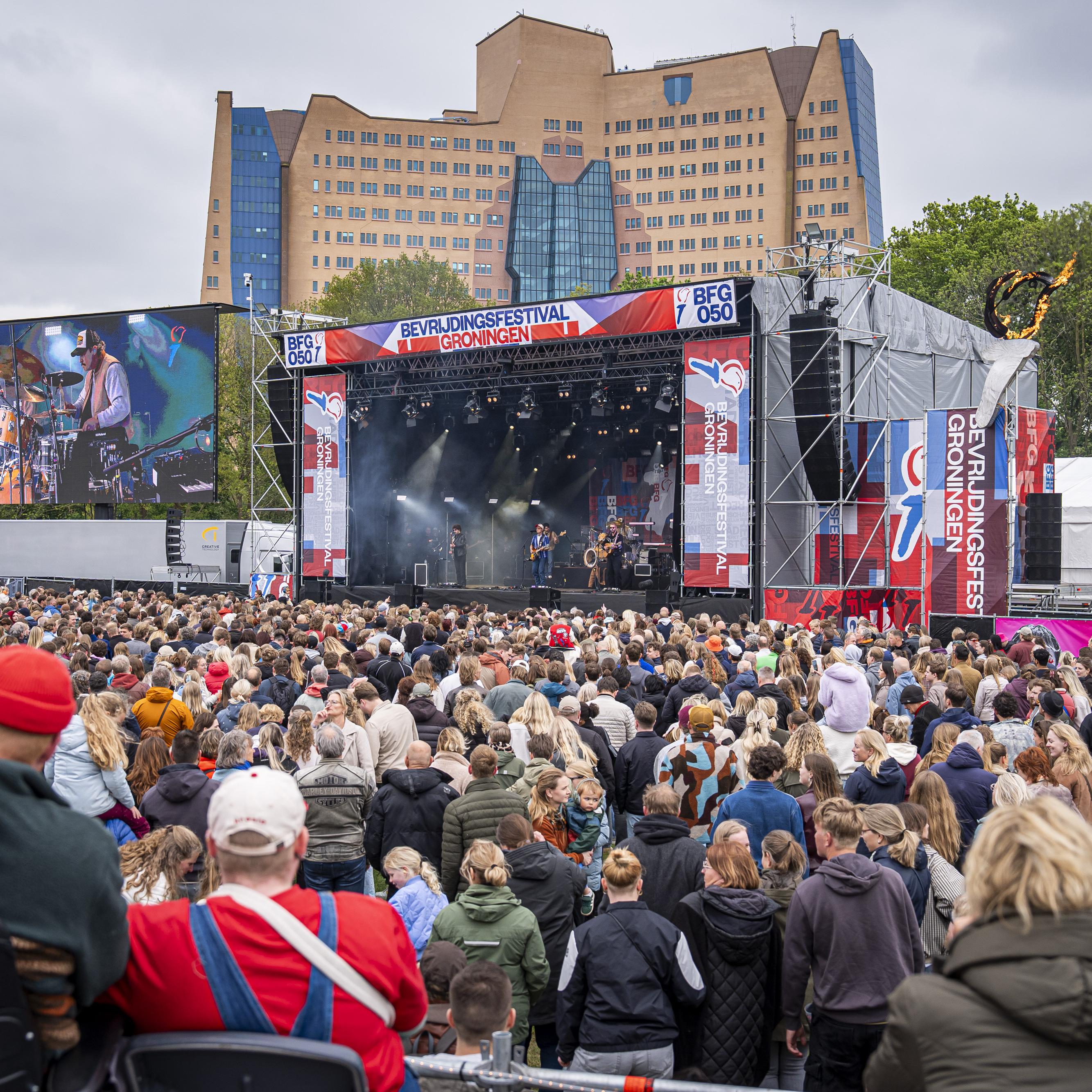 Douwe Bob op het Bevrijdingsfestival Groningen.