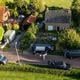 De politie viel de woning donderdag met groots vertoon binnen.