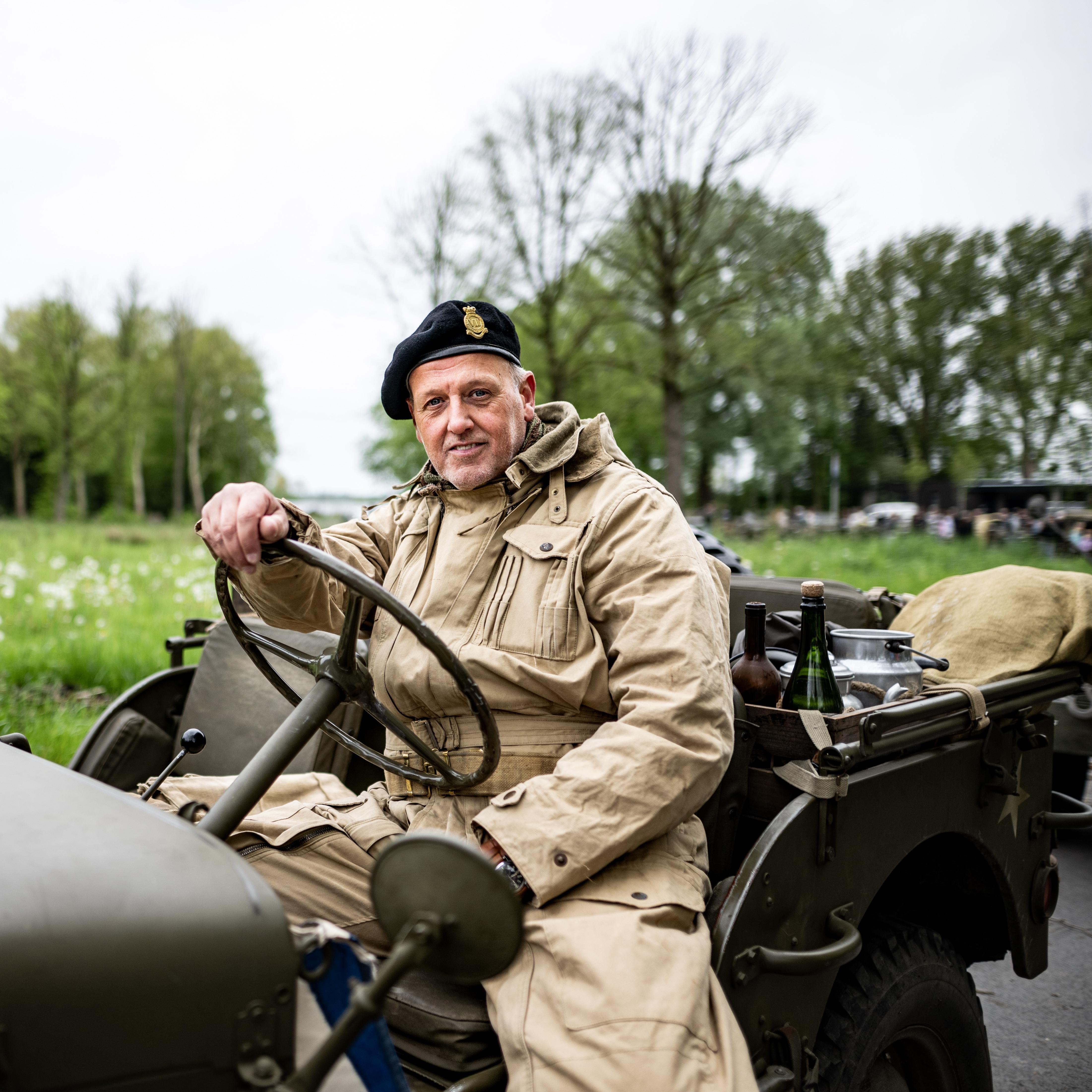Theo Brink ontfermde zich over de Jeep van zijn overleden vriend Johan. Brink nam dinsdag deel aan de Bevrijdingstour van Delfzijl naar Farmsum.