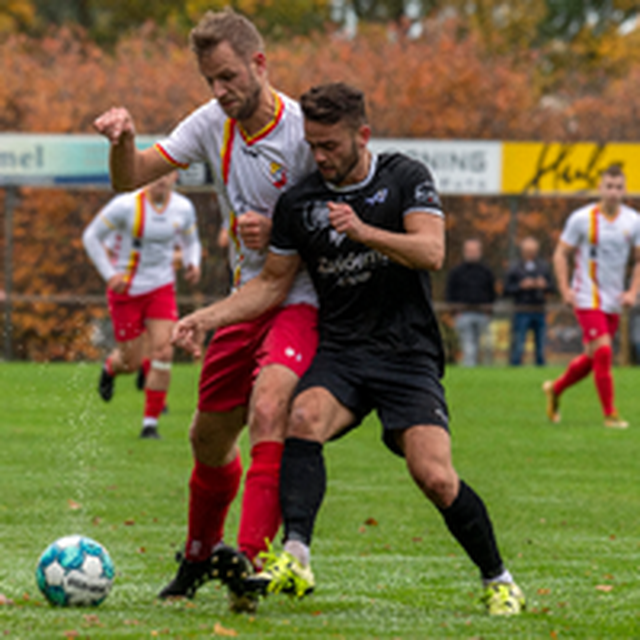 Tom Heerkes (rechts) namens Hoogeveen in duel met SC Erica-speler Jasper Haandrikman in 2022.