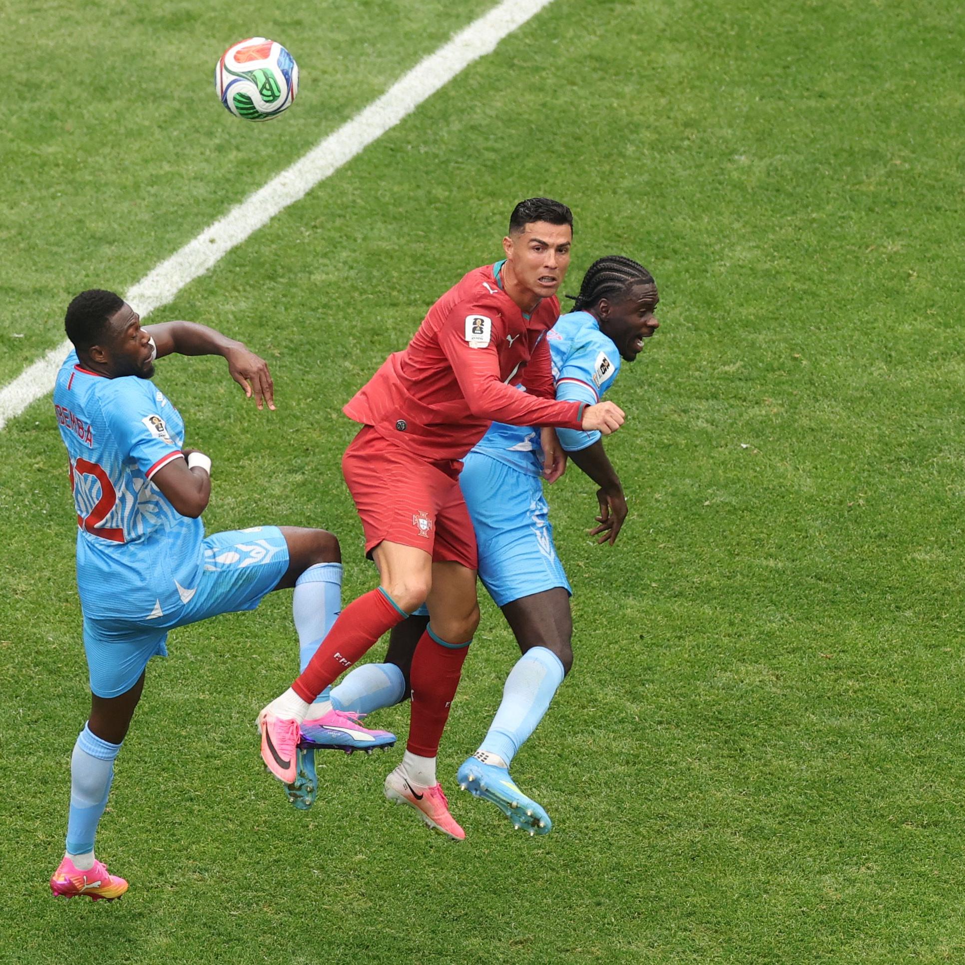 Cristiano Ronaldo (#7) van Portugal strijdt om een kopbal tegen Chancel Mbemba (#22) en Axel Tuanzebe (#4) van Congo DR tijdens de groepswedstrijd in Groep K van het WK 2026 tussen Portugal en Congo DR in het Houston Stadium.