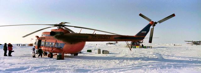 Een helikopter is meegevlogen met het vliegtuig.