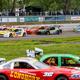 Een beeld van de finale van de National Hotrods. Met op de achtergrond Johan Sanders in de wit-gele auto.