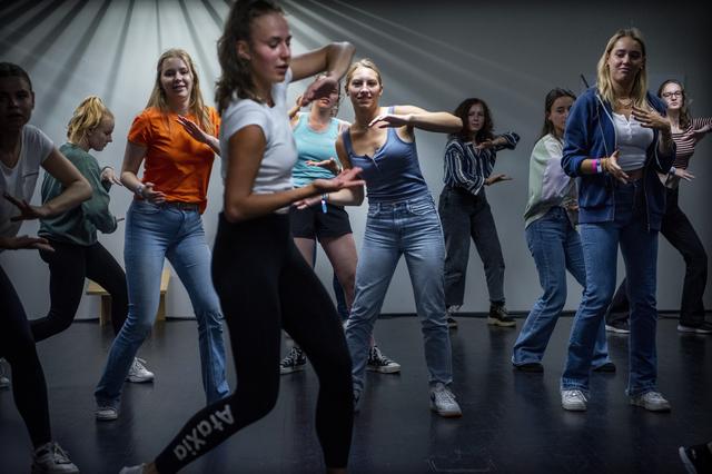 KEI-lopers leerden donderdagavond tijdens More to Explore het culturele leven kennen met interactieve workshops en allerlei verschillende activiteiten, zoals schilderen, tekenen, zingen. Hier oefenen ze met dansgroep Ataxia.