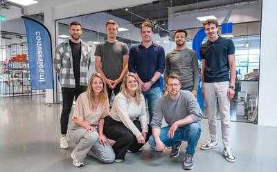 Johan Siefkes (staand, uiterst links) en Jeroen Schiphuis (staand, uiterst rechts) met hun nieuwe collega's, onder wie Bouke Majoor (staand in het midden).