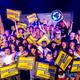 Na afloop van de finale van Kunstbende in Amsterdam werd de jaarlijks groepsfoto met de nog aanwezige winnaars gemaakt.
