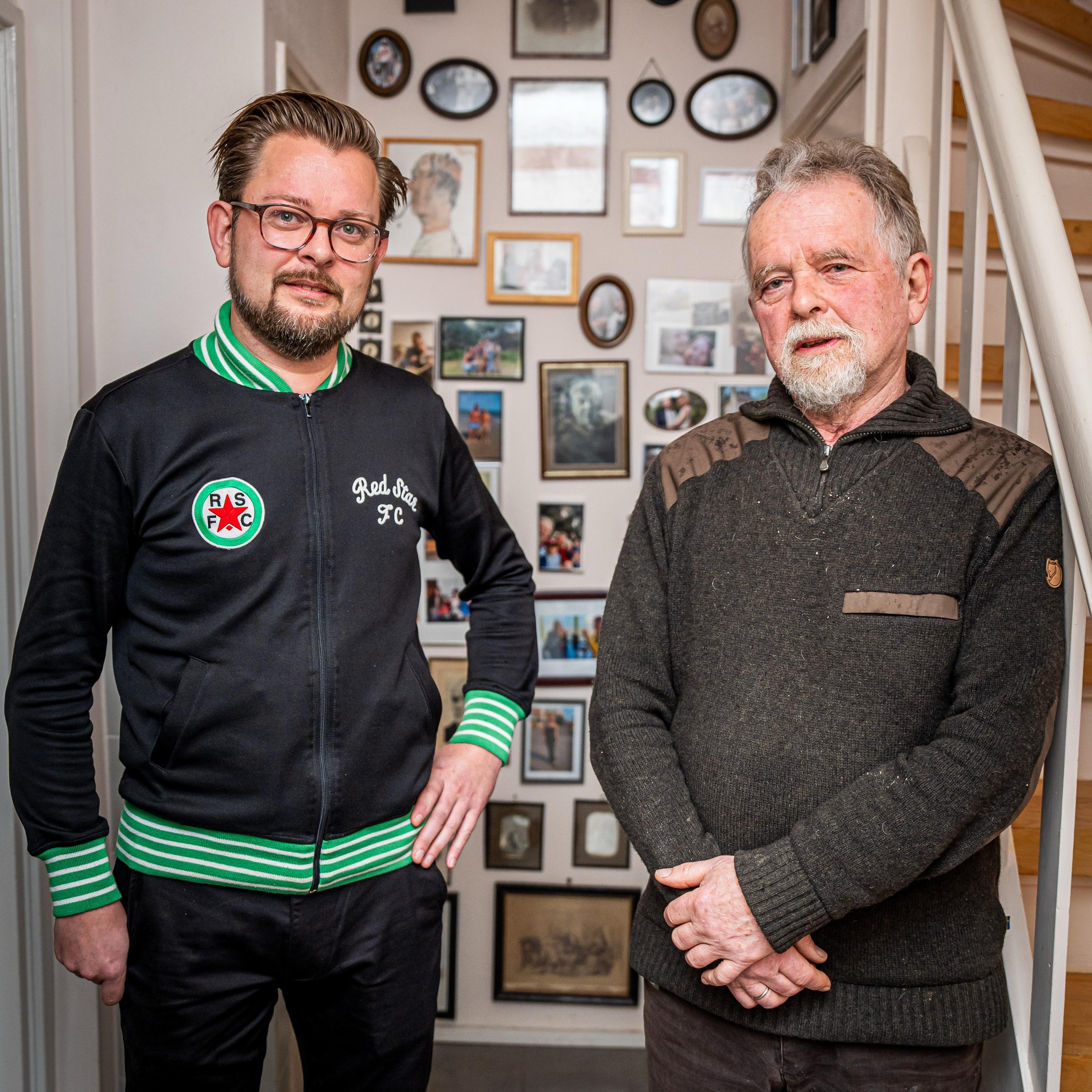 Eelco en Tony Eikenaar, met achter hen een muur vol familiegeschiedenis.