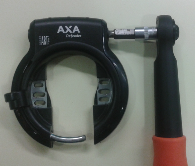 Zo werkt het: De Poolse sleutel wordt eerste met een klap in het slot geslagen en daarna met een hefboompje omgedraaid.