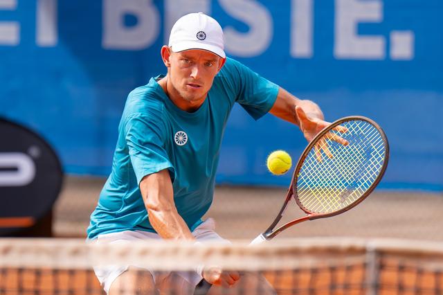Niels Visker slaat een backhandvolley in zijn halve finale in Haren tegen Alec Beckley vorig jaar.