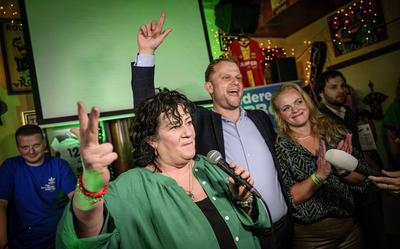 BBB-leider Caroline van der Plas is ,,blij, blij, blij''. Zij en lijsttrekker Sander Smit en kandidaat Jessica van Leeuwen (vlnr) reageren op de voorlopige uitslagen van de verkiezing van de Nederlandse leden voor het Europees Parlement.