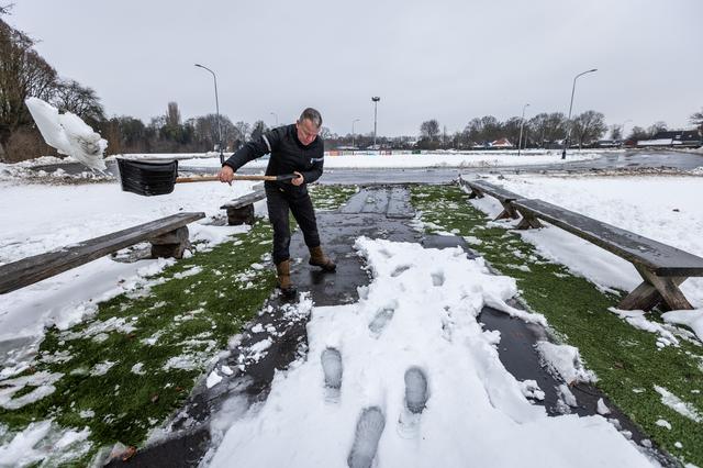 Er wordt donderdag hard gewerkt om de schaatsbaan in Nieuw-Buinen sneeuwvrij te maken.