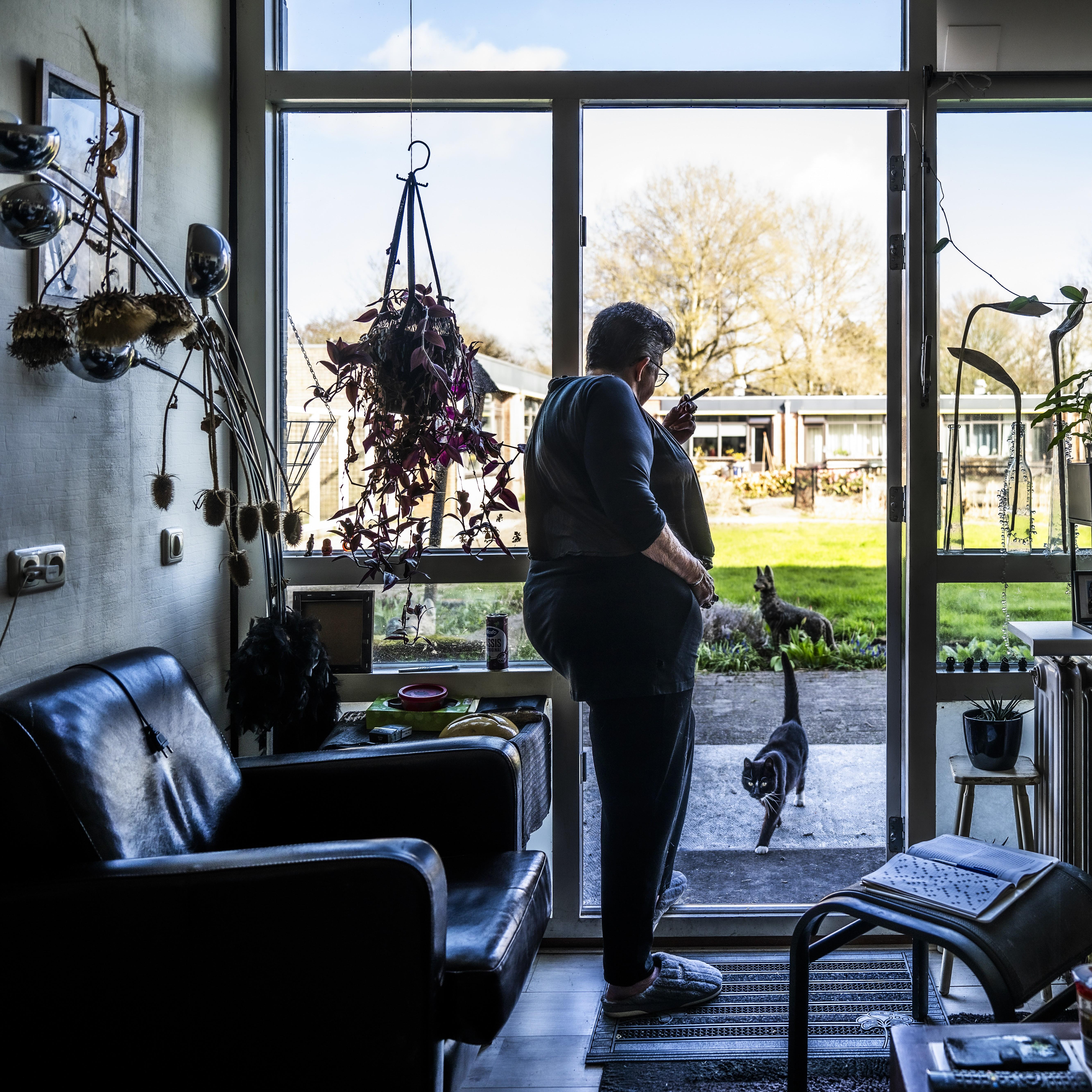 Wil gebruikt wiet als zelfmedicatie, maar vanwege de stankoverlast wordt ze uit haar huis gezet.