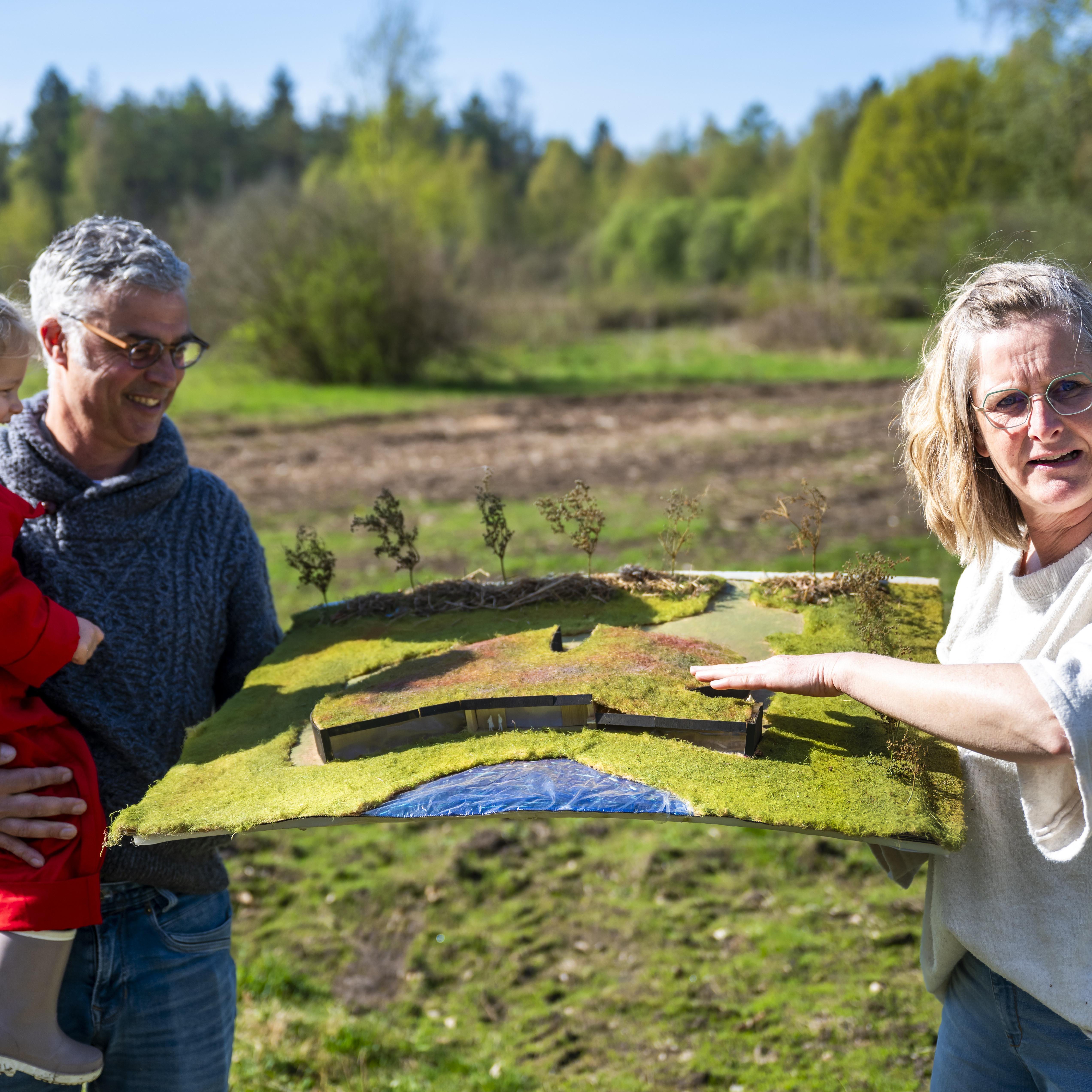 Jan en Margreet de Graaf uit Gieterveen gaan door met de plannen voor een vlindertuin, plannen die Willem van Hemmen ooit maakte.