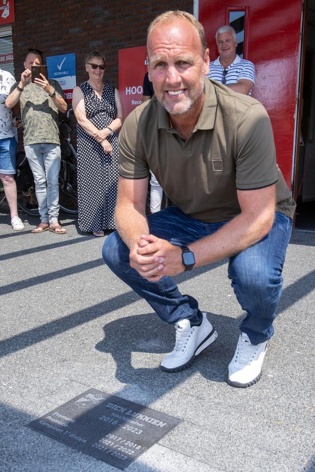 De eerste tegel in de Walk of Fame van FC Emmen is voor Lukkien.