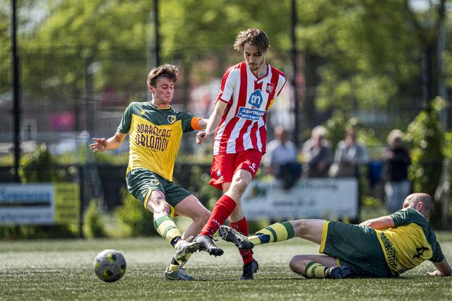 Thom Jonkman, Gerwin Koops en Nick Klaassen (vlnr) in de wedstrijd Groen Geel - Actief. Actief won maar is nog niet officieel kampioen.
