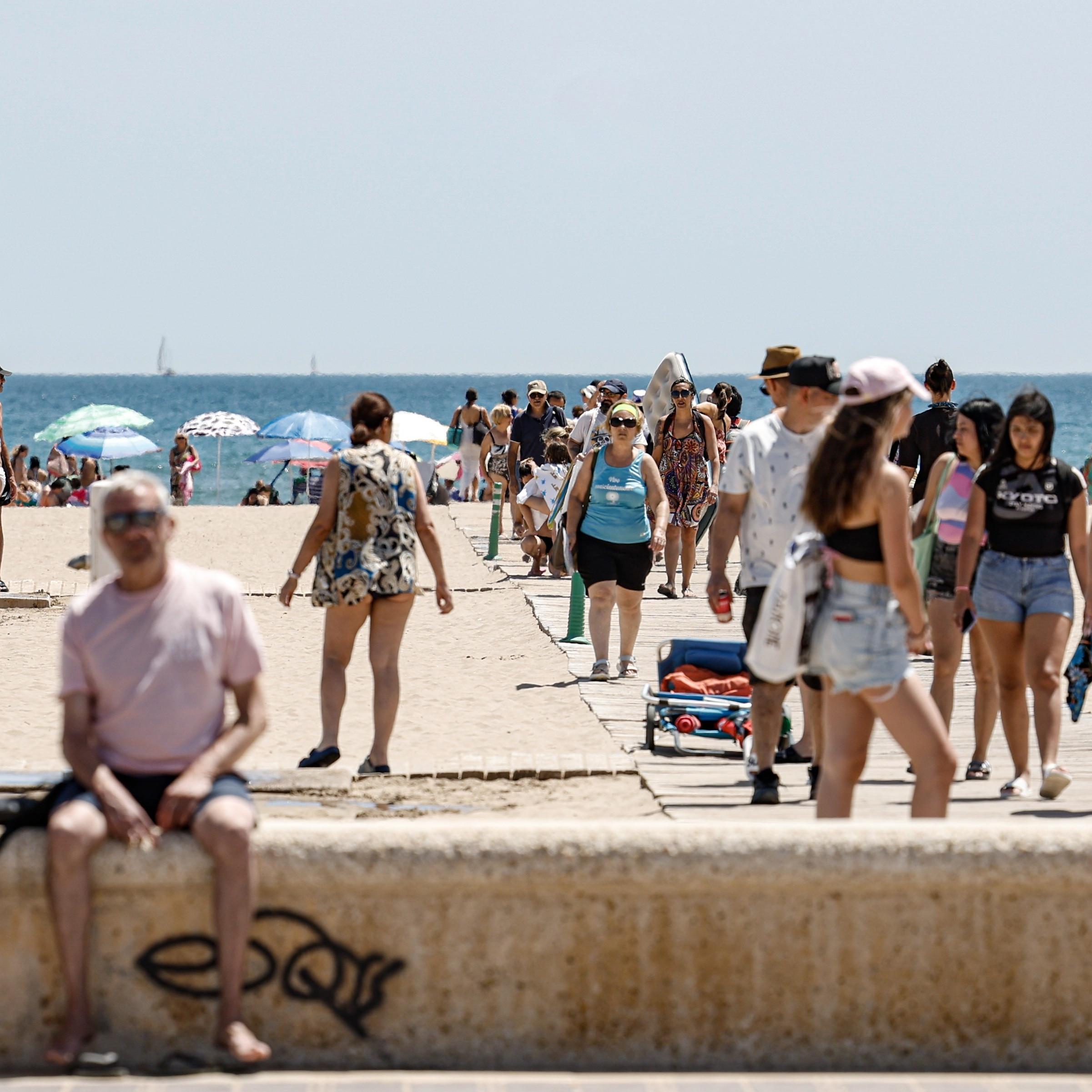 Strandgangers in het Spaanse in Valencia.