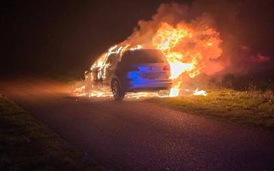 Auto vliegt tijdens het rijden in brand in Gieten.