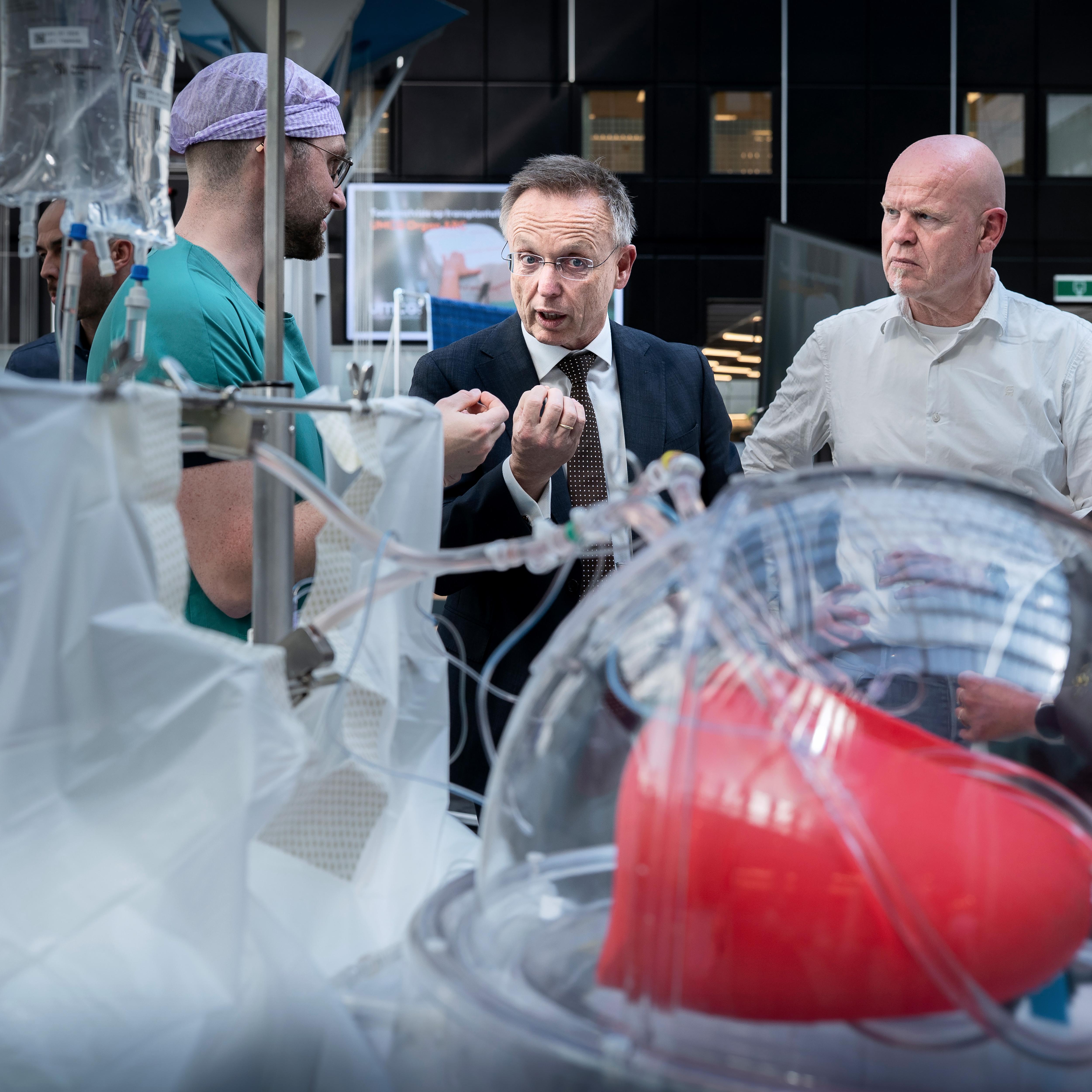V.l.n.r.: Chiel van Vliet (orgaanperfusionist), René Paas, Matthé ten Wolde (ook van de Provincie Groningen) en Marion Siebelink (hoofd UMCG Transplantatiecentrum). René Paas krijgt uitleg tijdens de opening van "Organ Assessment and Repair Center" (Organ ARC). Organen worden beoordeeld, verbeterd en waar mogelijk gerepareerd. Organ ARC krijgt een belangrijke plek op de Healty Ageing Campus van het UMCG.