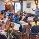 Het orkest van de jongste deelnemers aan de Muziekdagen Orvelte oefent in de Schaapskooi, onder leiding van Loes Visser.