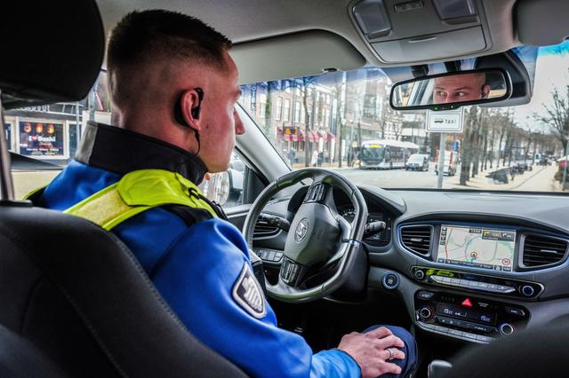 Wesley wacht op het Zuiderdiep tot zijn collega weer instapt.