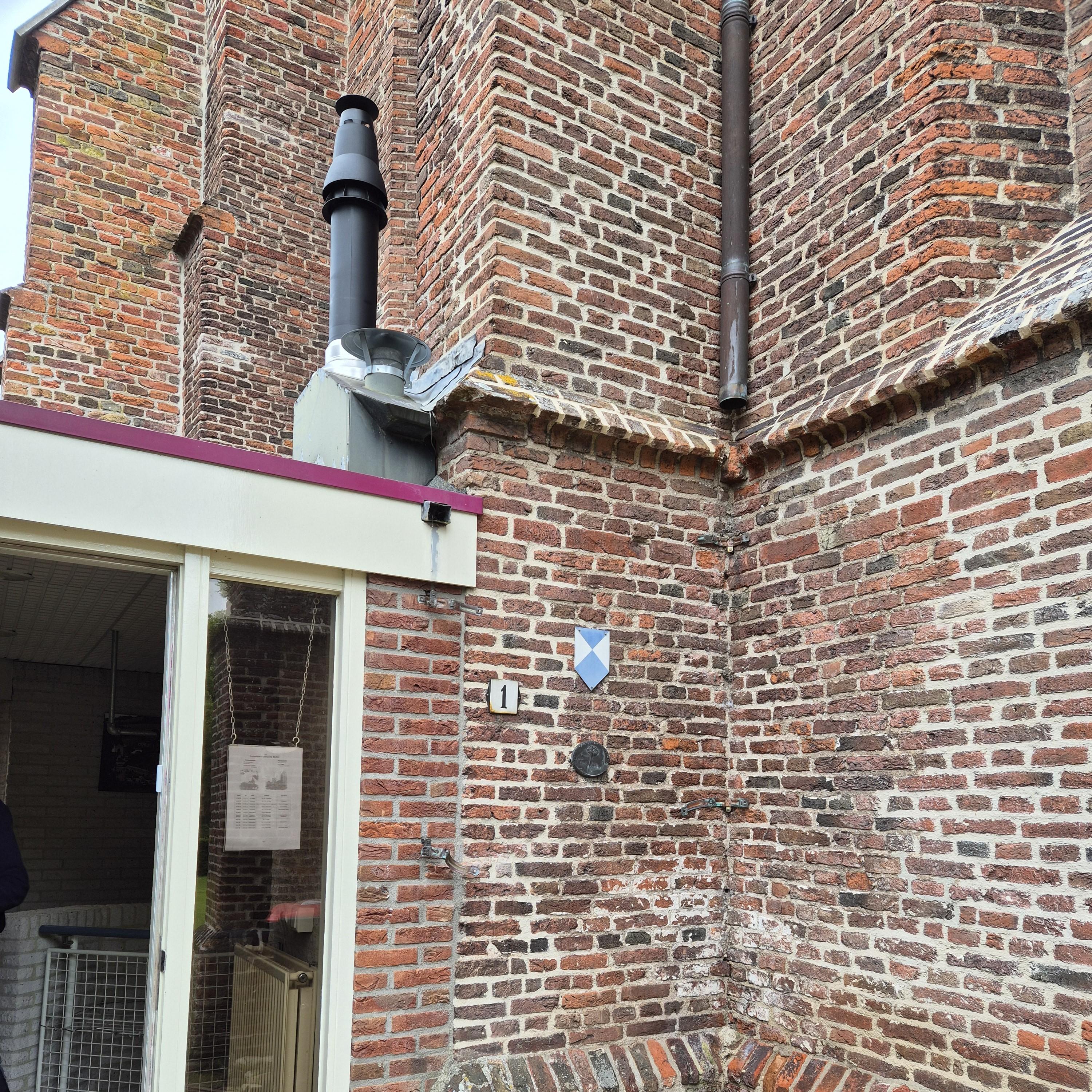 Het onderste gedeelte van de koperen regenpijpen van de Stefanuskerk in Beilen zijn afgezaagd.