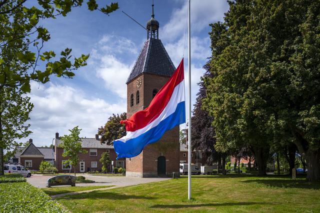 De Nederlandse vlag hangt halfstok bij de kerk in Beerta.
