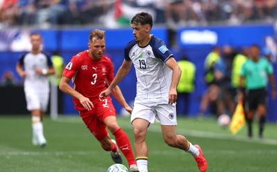 Kerim Alajbegovic #19 van Bosnië en Herzegovina controleert de bal onder druk van Silvan Widmer #3 van Zwitserland tijdens de groepswedstrijd in Groep B van het WK 2026 tussen Zwitserland en Bosnië en Herzegovina in het Los Angeles Stadium.