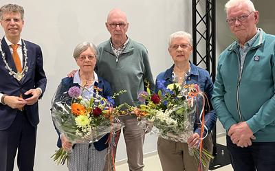 Koninklijke onderscheidingen waren er in Doezum voor de dames Stokroos-Steursma (links) en Olthoff-Van der Vinne hier geflankeerd door hun respectievelijke echtgenoten.