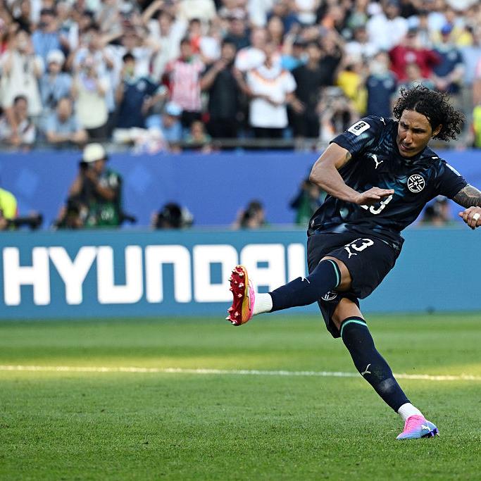Jose' Canale scoort de beslissende penalty namens Paraguay tegen Duitsland.