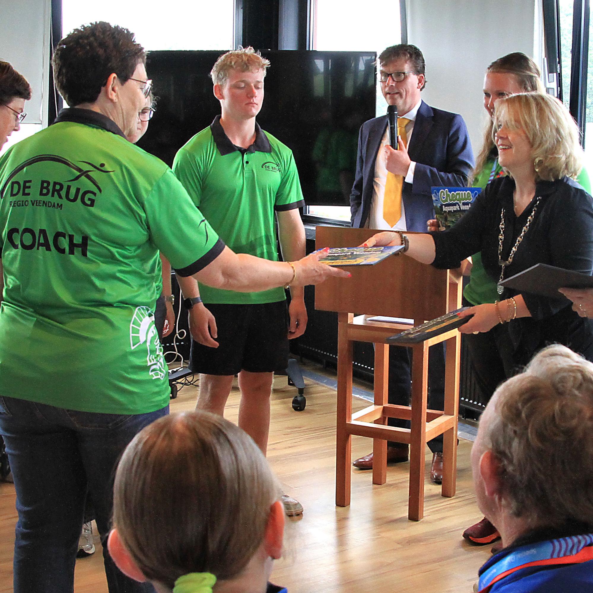 De Veendammer Special Olympics-sporters werden gehuldigd in de Schipperszaal van het Henk Nienhuis stadion.