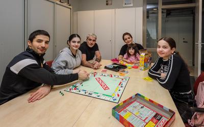 De Familie Babayants uit Oezbekistan leeft nu zo'n zestien maanden in de kerk van Kampen.