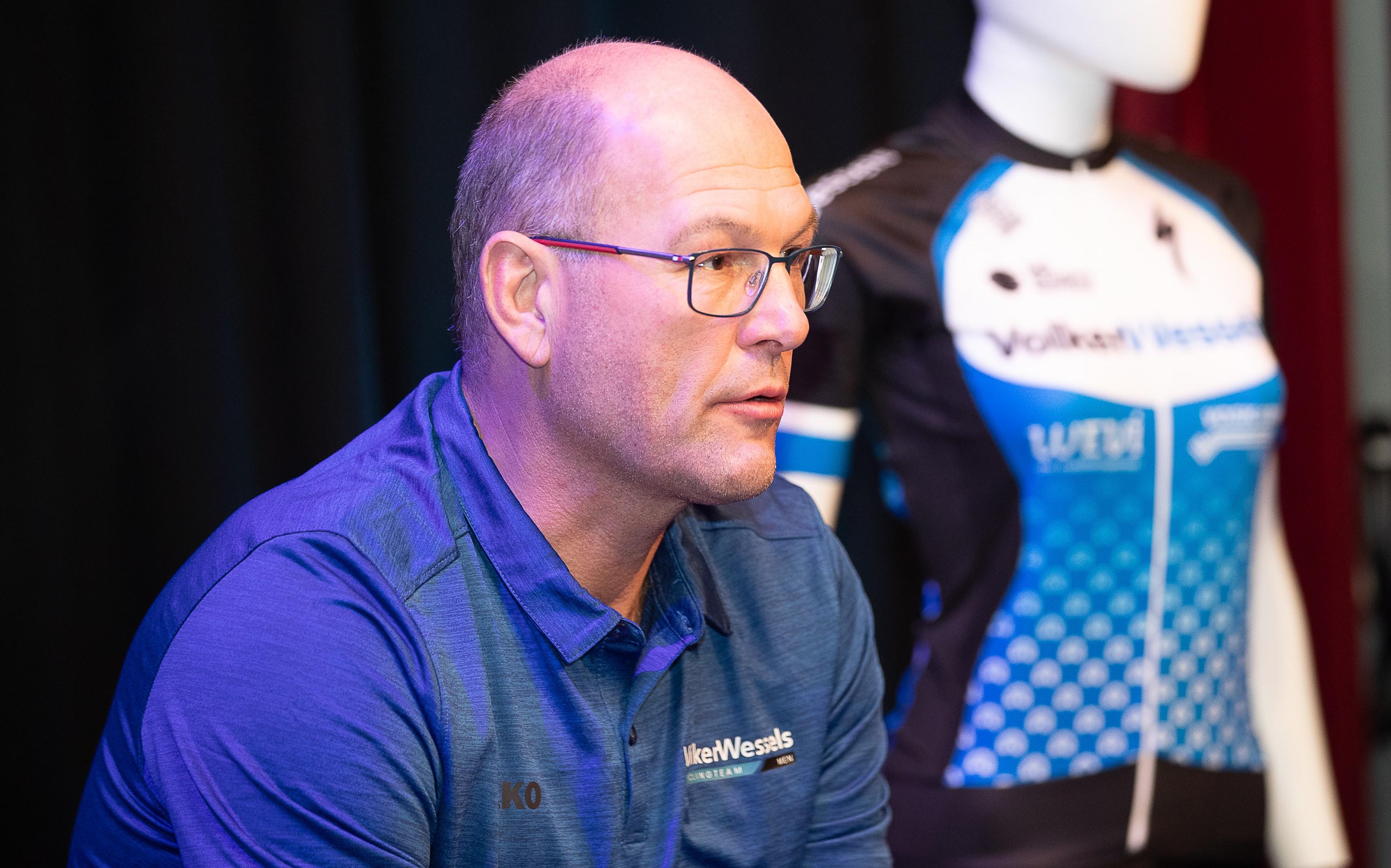 Ploegleider Allard Engels ziet zijn wielerploeg VolkerWessels met lede ogen uit het continentale peloton verdwijnen.