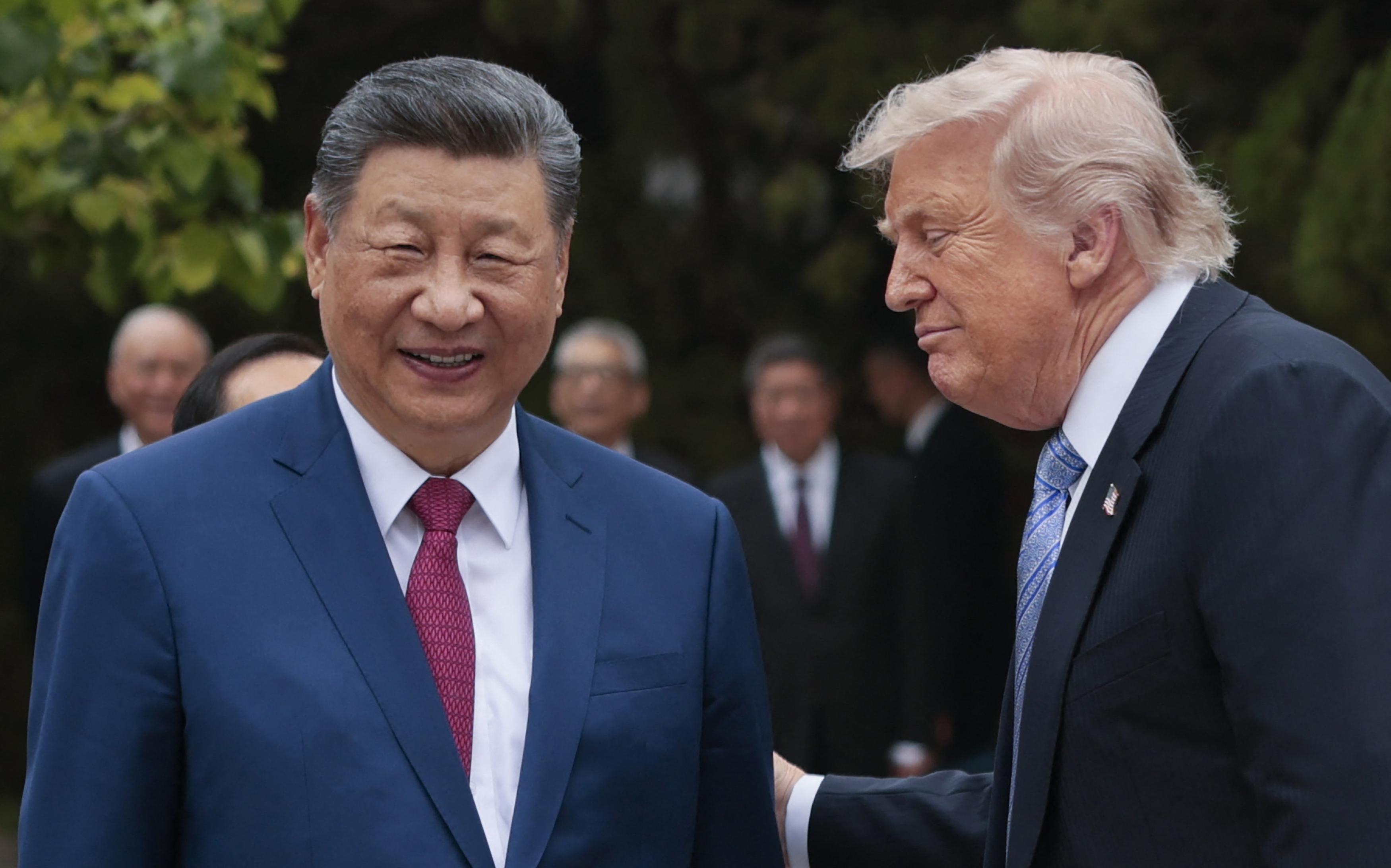 De Amerikaanse president Donald Trump spreekt met de Chinese president Xi Jinping bij zijn vertrek na een bezoek aan de Zhongnanhai-tuin in Peking op 15 mei 2026.