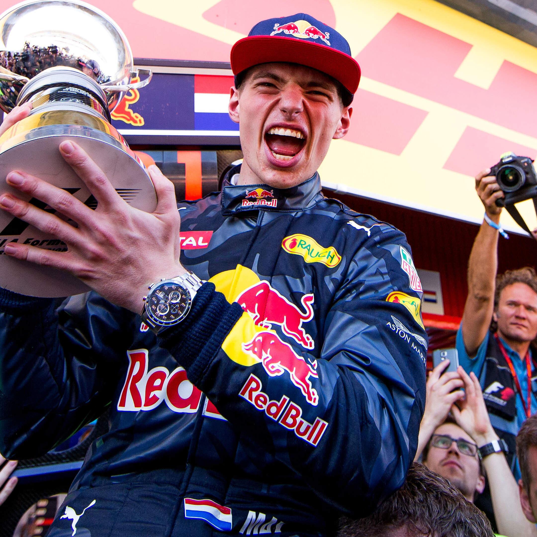 15 mei 2016: Max Verstappen viert de overwinning in Spanje met zijn team. Nog altijd is hij de jongste racewinnaar ooit in de Formule 1. Inmiddels staat de teller op 71 zeges.