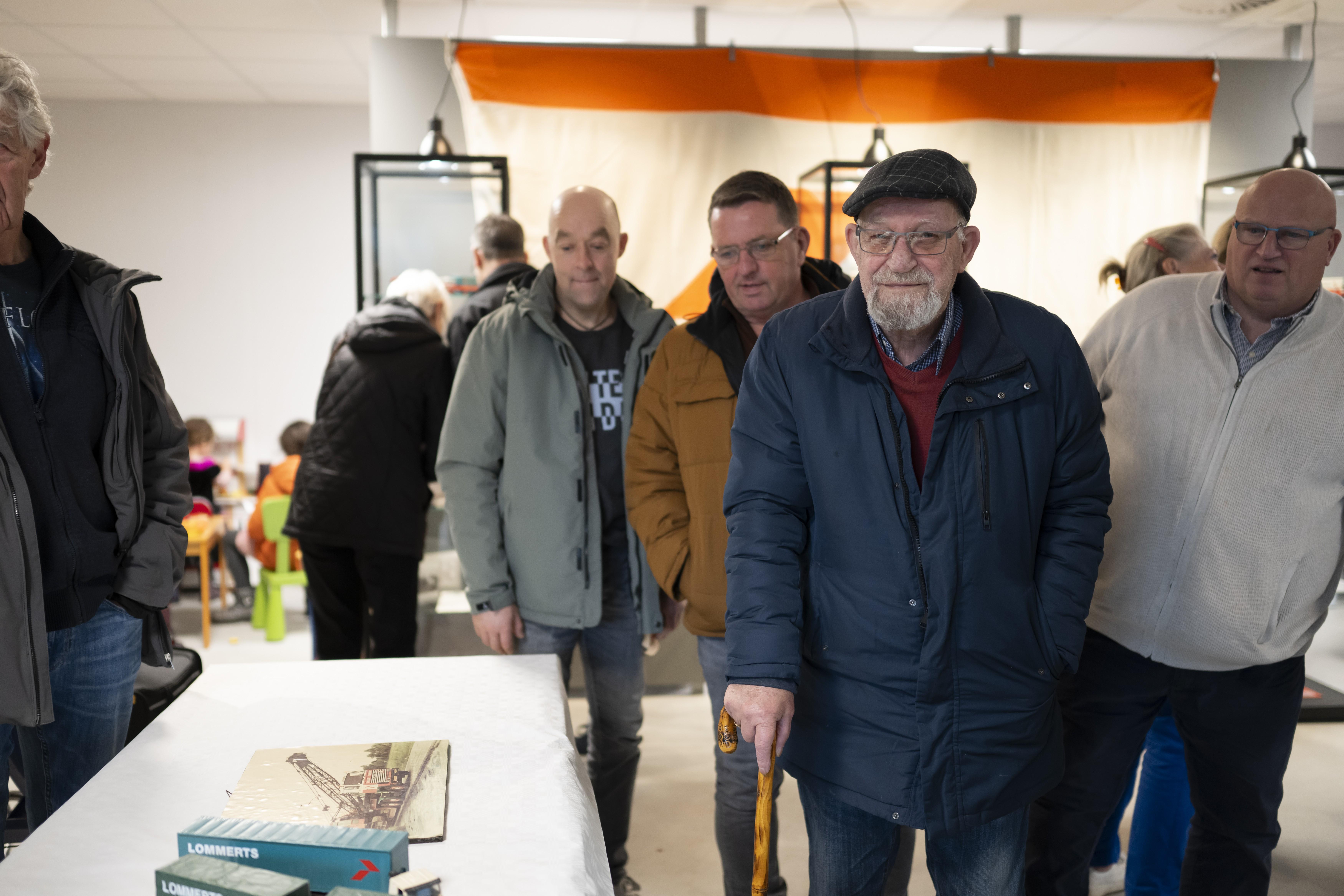 Henk Kruize (met stok) is blij dat hij zijn collega’s weer ontmoet.
