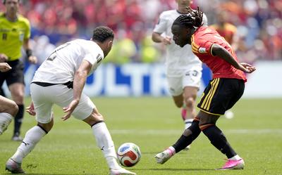 Jeremy Doku (rechts) van België in actie tegen Yasser Ibrahim van Egypte tijdens de groepswedstrijd België tegen Egypte op het WK 2026 in Seattle.