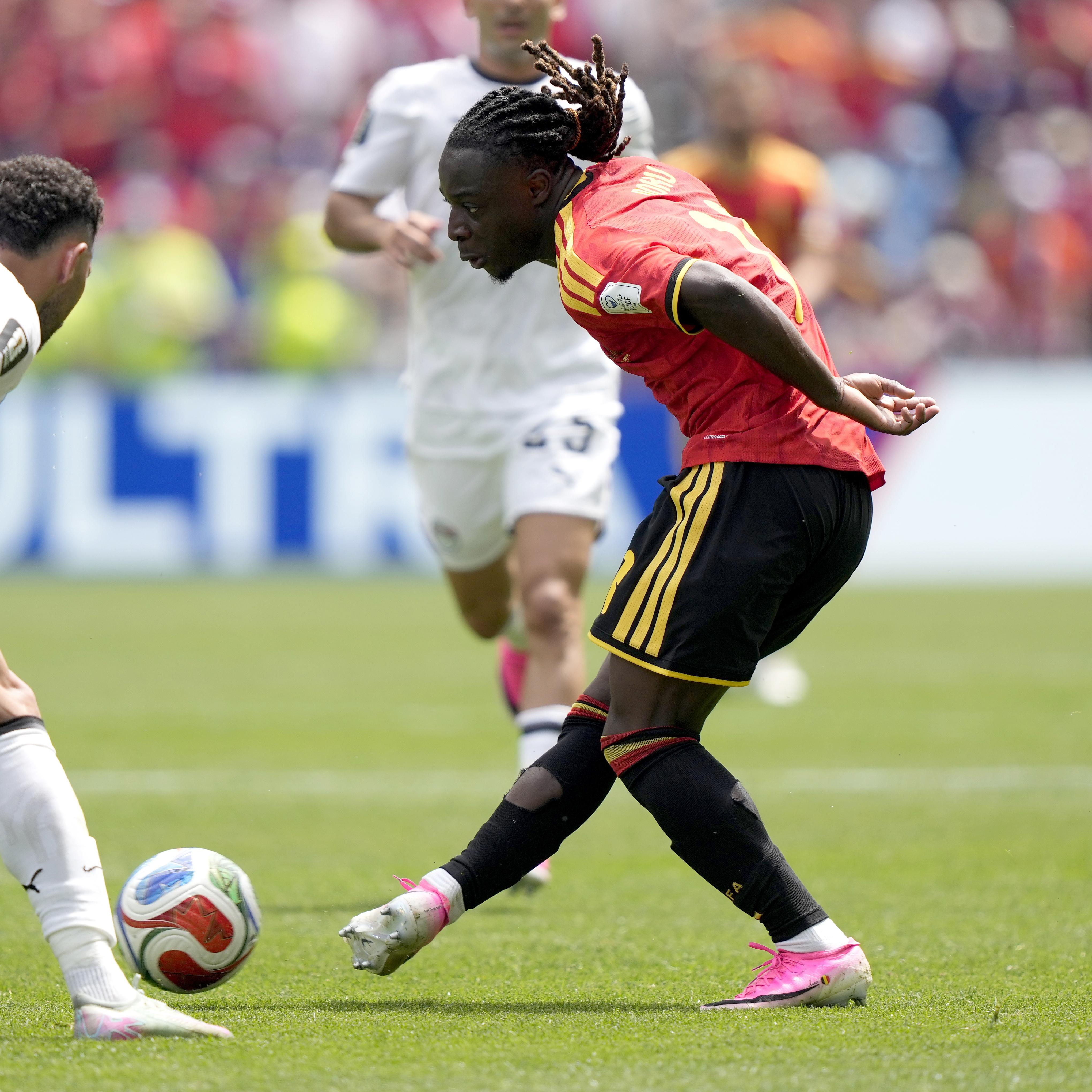 Jeremy Doku (rechts) van België in actie tegen Yasser Ibrahim van Egypte tijdens de groepswedstrijd België tegen Egypte op het WK 2026 in Seattle.