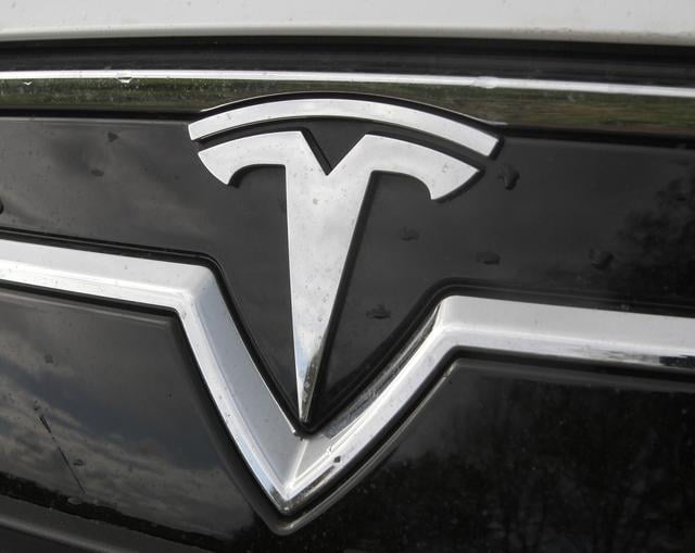 Een beschonken inwoner van Delfzijl reed met zijn nieuwe Tesla 162 kilometer per uur en knalde op een aantal lantaarnpalen.