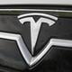 Een beschonken inwoner van Delfzijl reed met zijn nieuwe Tesla 162 kilometer per uur en knalde op een aantal lantaarnpalen.