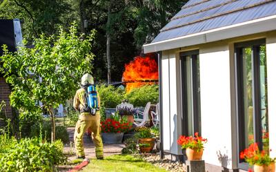 Schuur brandt volledig uit in Emmen.