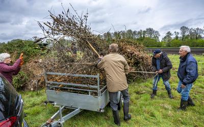 Opbouw van het paasvuur in Rolde.