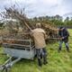 Opbouw van het paasvuur in Rolde.