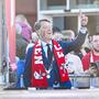 Burgemeester Eric van Oosterhout op het Raadhuisplein tijdens de huldiging van FC Emmen.