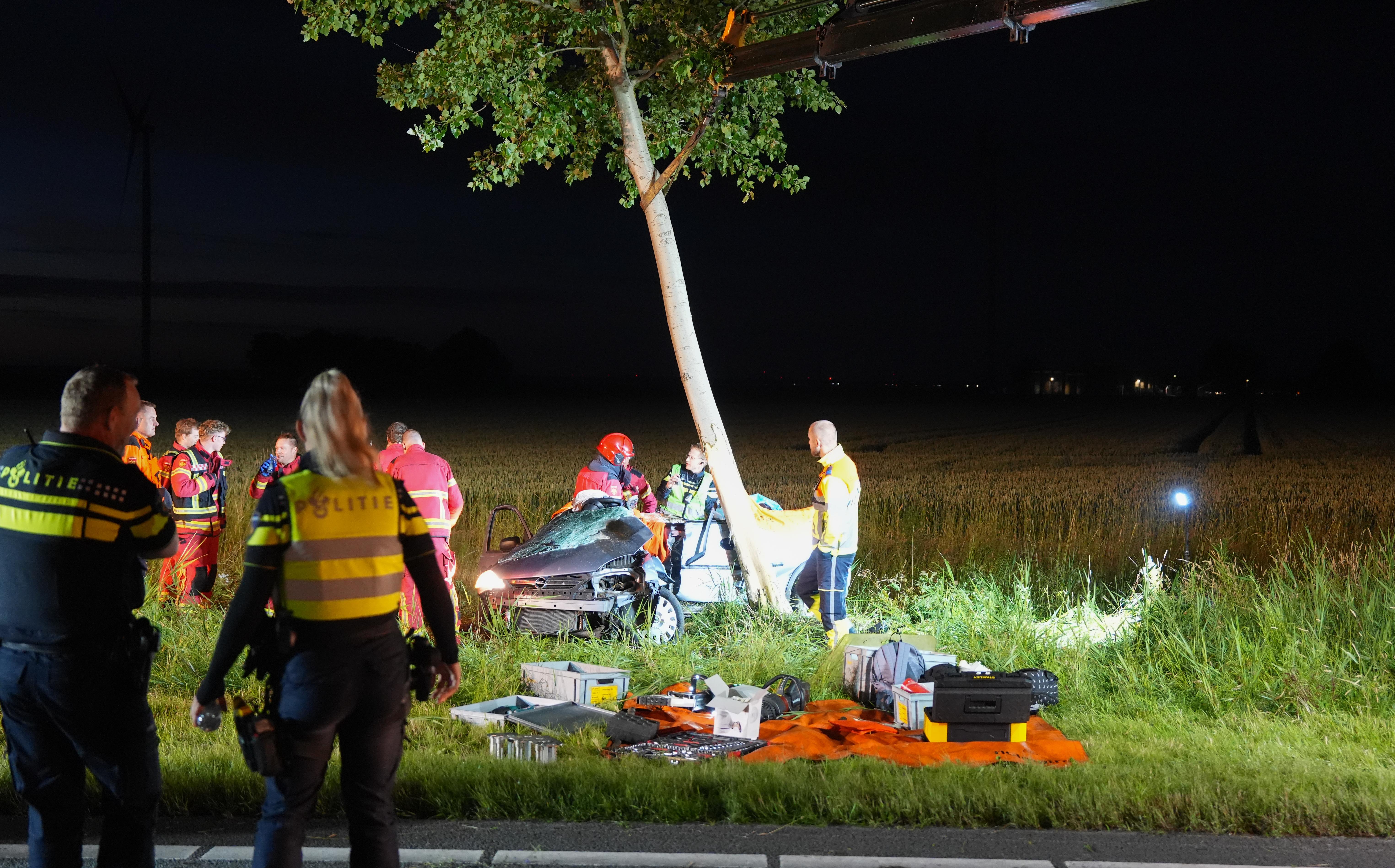 Op de N33 bij Veendam is in de nacht van maandag op dinsdag iemand gewond geraakt na een ernstig ongeluk.