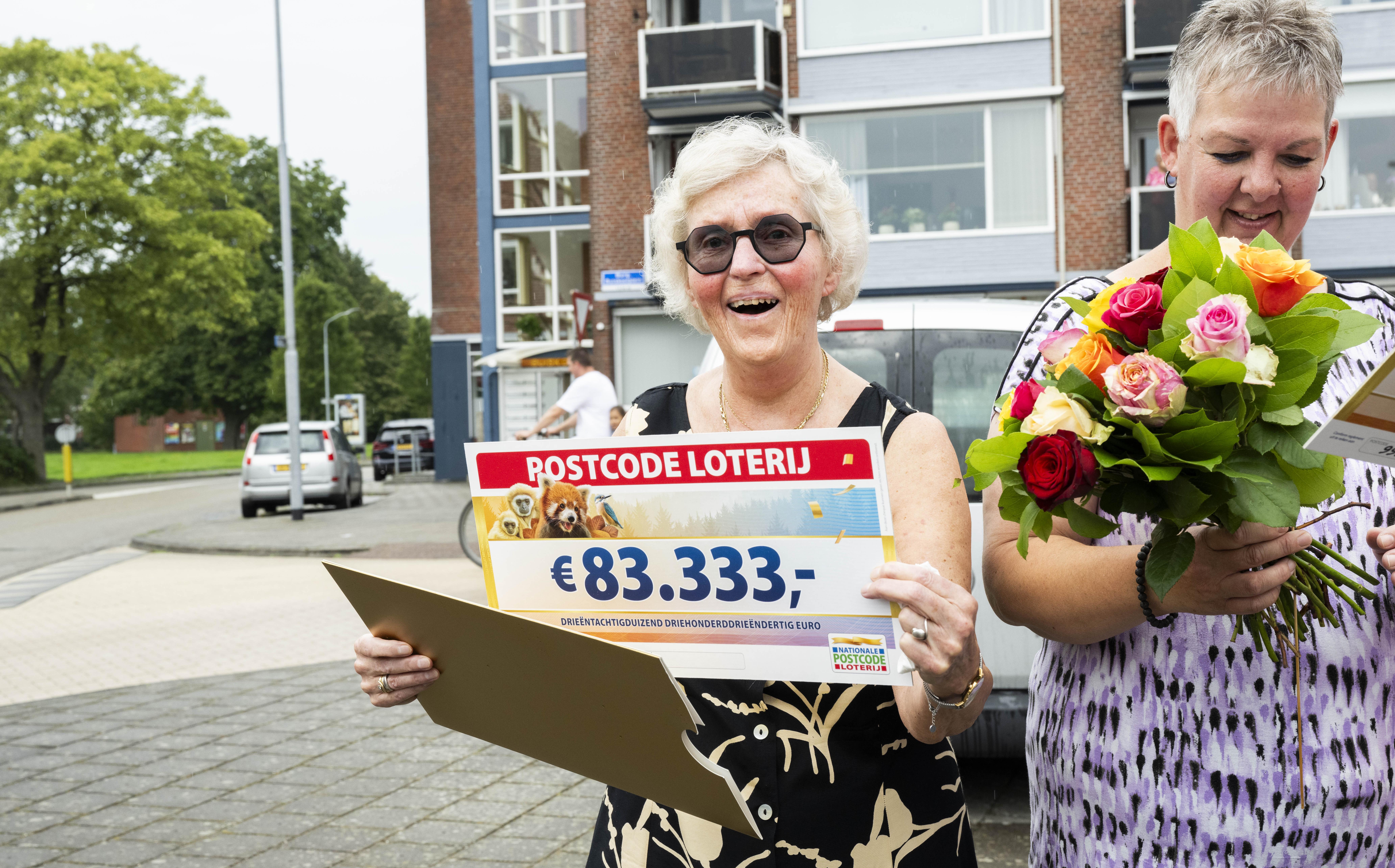 De Nationale Postcodeloterij bracht zaterdag feestvreugde in Delfzijl: het Burgemeester Buiskoolplein in de havenstad is 'miljoenstraat'.
